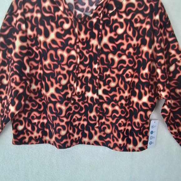 Yummy Soft Plus Size Cropped Hoodie Size 2X in Black Orange Red Flame Design‎ - Picture 4 of 10